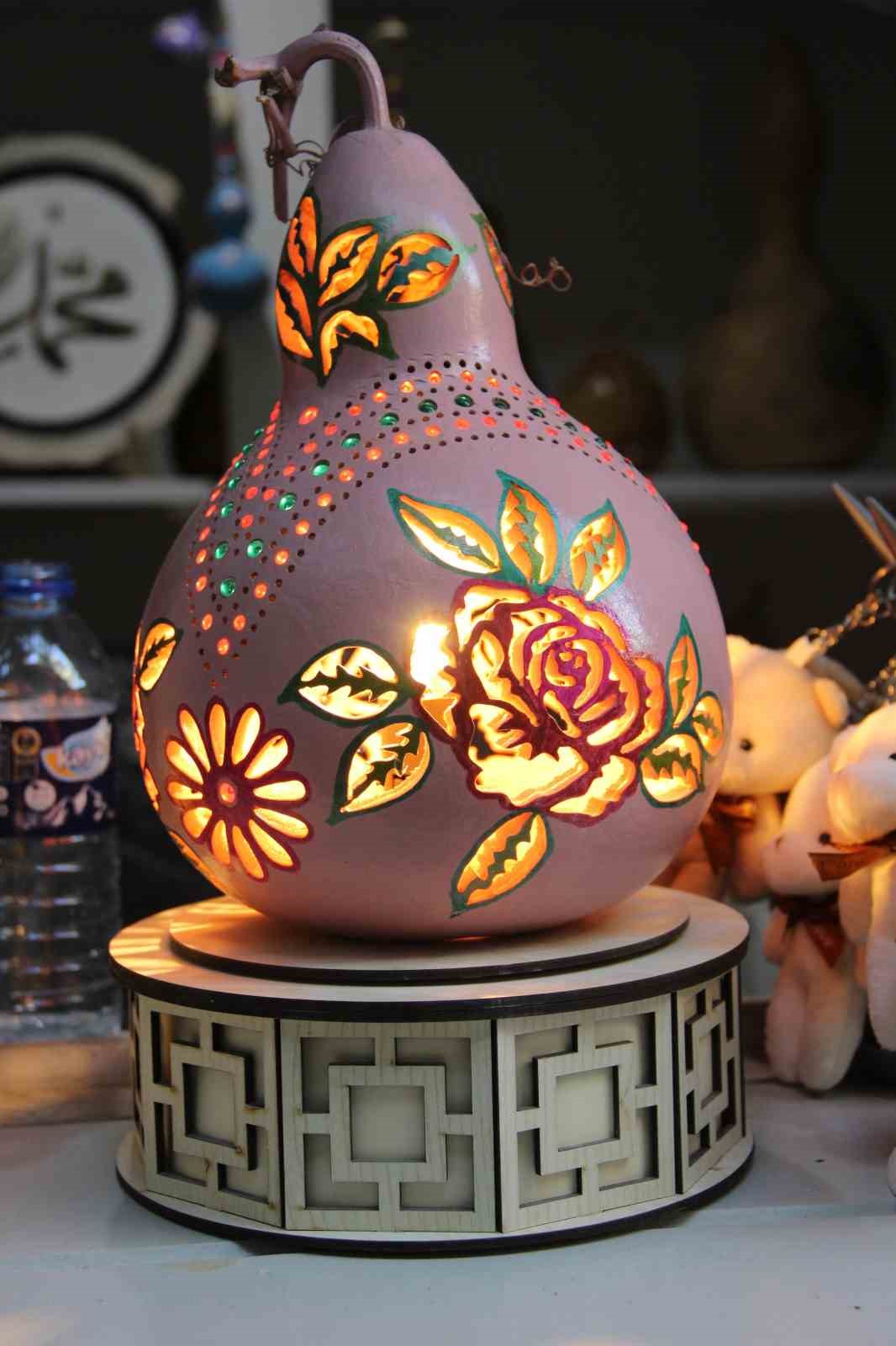 hobi-olarak-basladi-yumurtanin-kabuguna-sanat-naksediyor