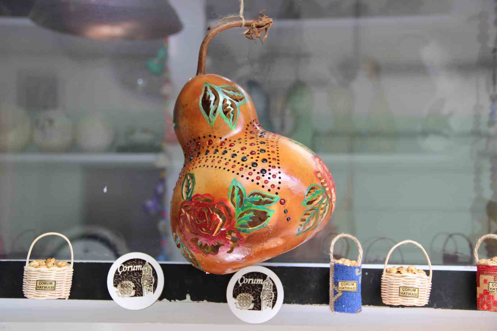 hobi-olarak-basladi-yumurtanin-kabuguna-sanat-naksediyor
