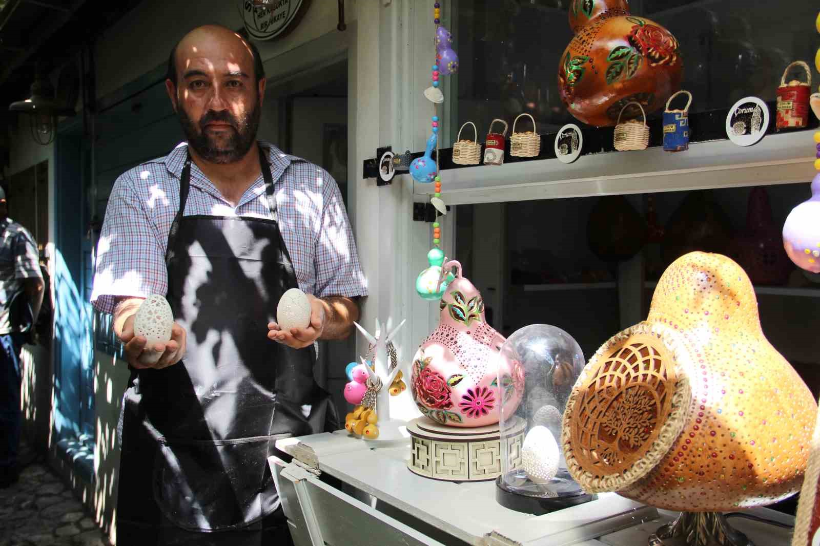 hobi-olarak-basladi-yumurtanin-kabuguna-sanat-naksediyor