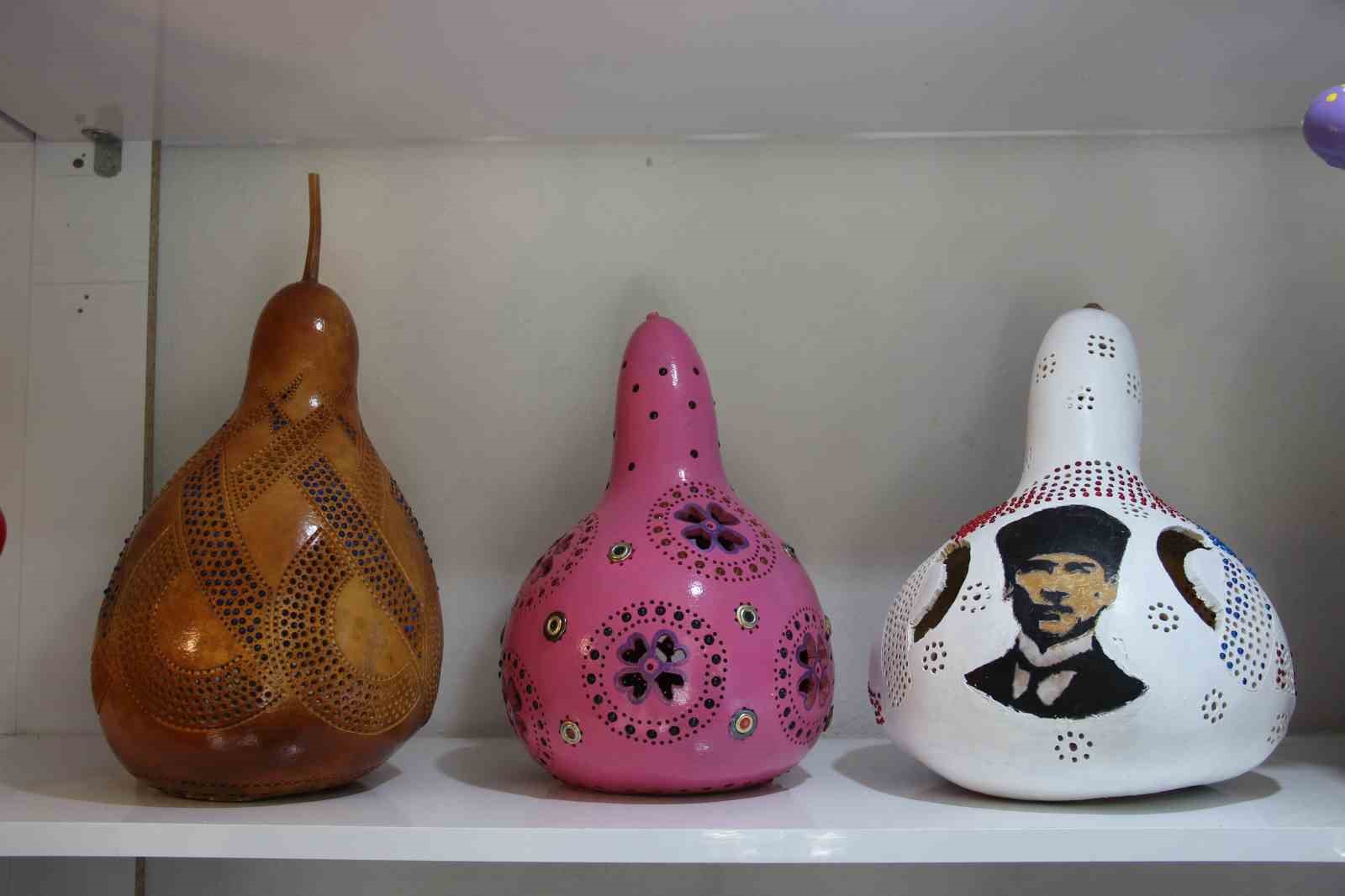 hobi-olarak-basladi-yumurtanin-kabuguna-sanat-naksediyor