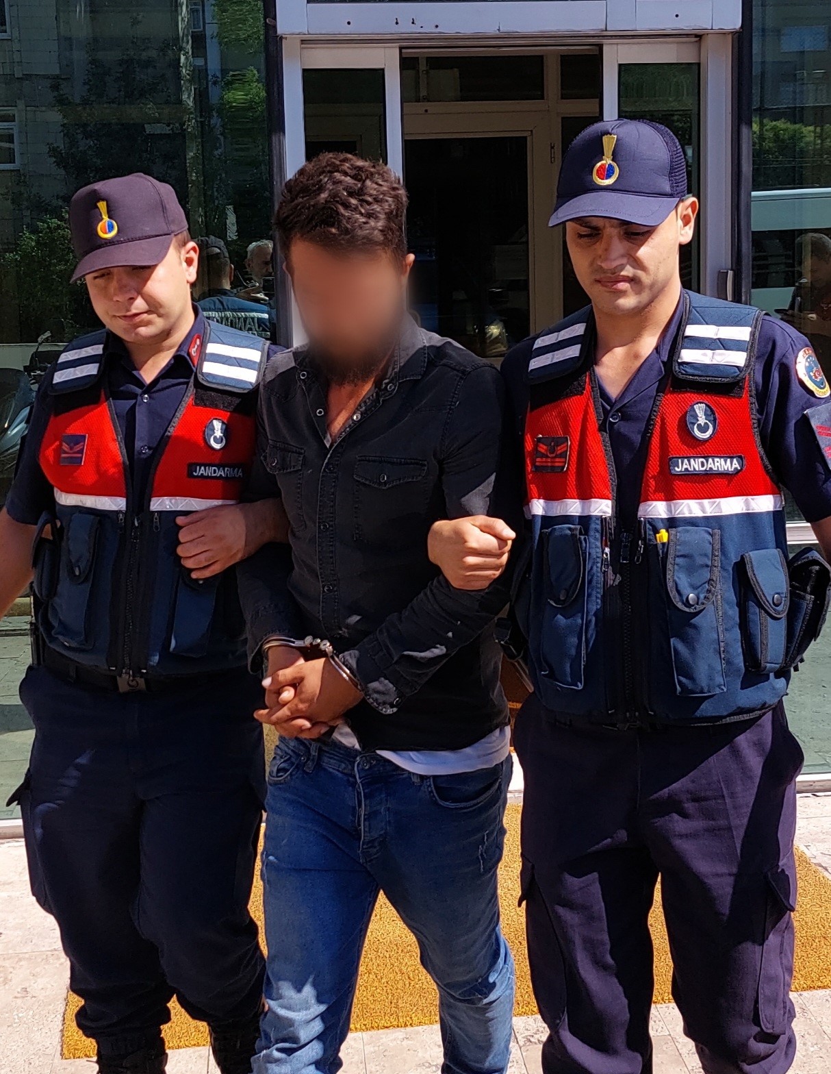 husumetlisini-vurmak-isterken-yanindaki-2-kisiyi-yaraladi-ozur-diledi