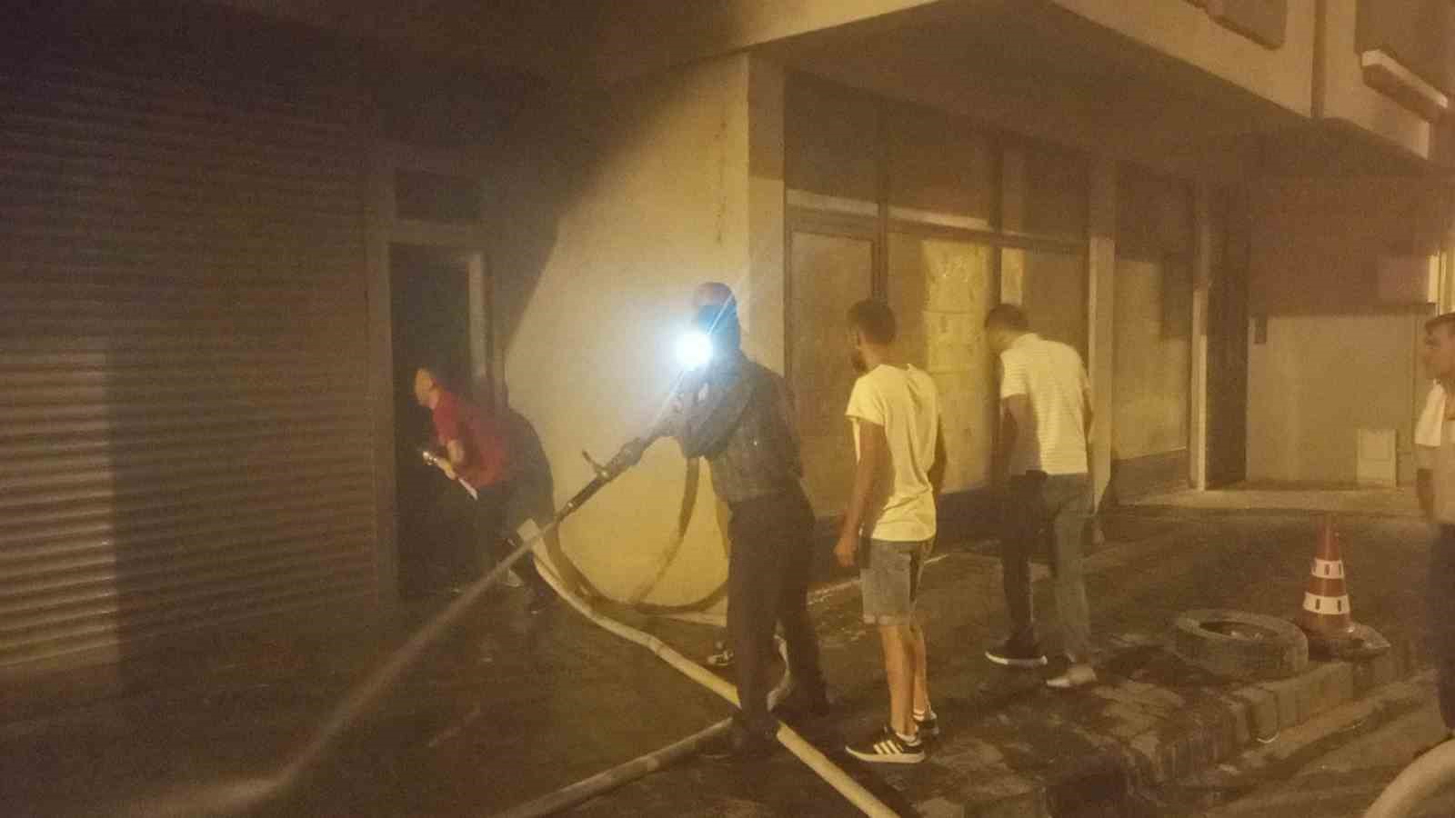 is-yerinde-yangin-panigi-dumanlar-apartmani-sardi