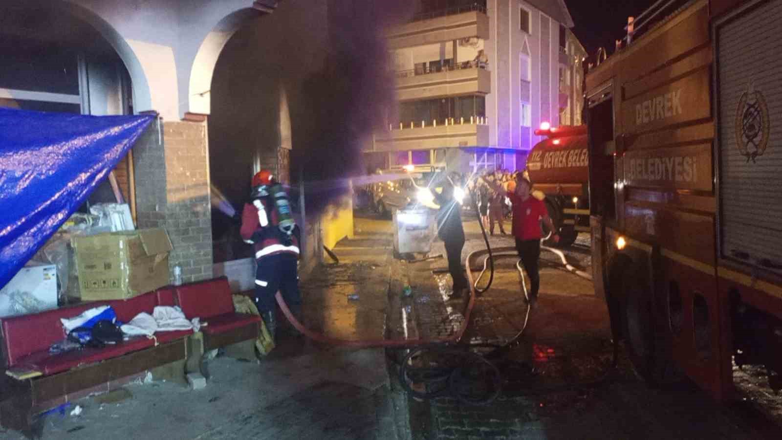 is-yerinde-yangin-panigi-dumanlar-apartmani-sardi