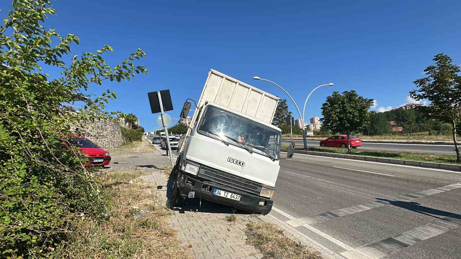 kamyonetin-freni-patladi-facianin-esiginden-donuldu