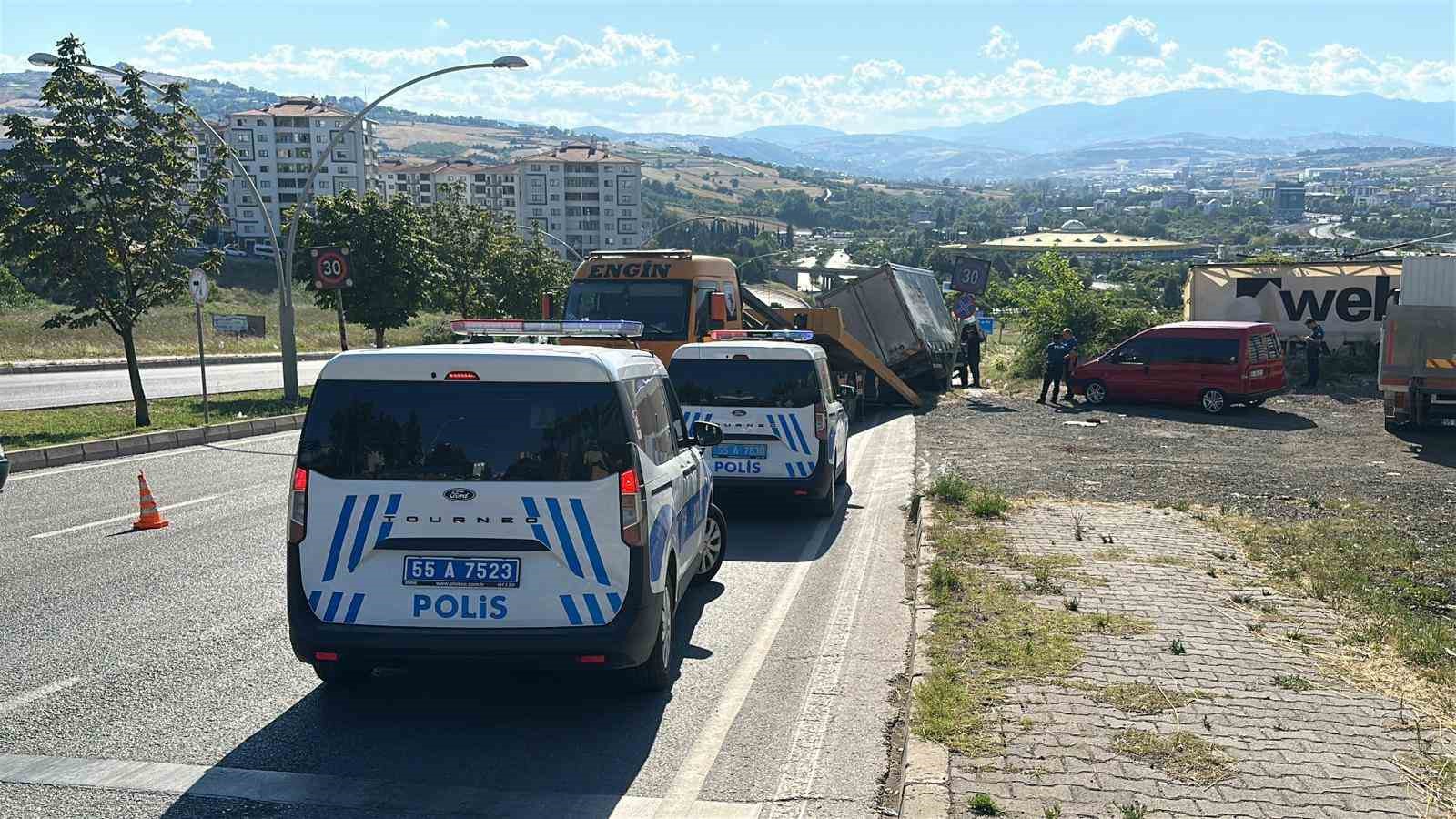 kamyonetin-freni-patladi-facianin-esiginden-donuldu