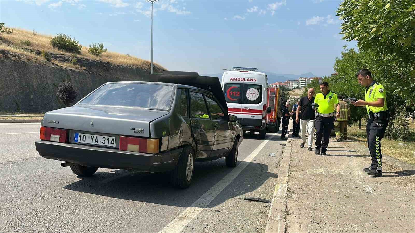 kaputu-acilan-otomobile-carpti-ters-donen-aracin-surucusu-yaralandi