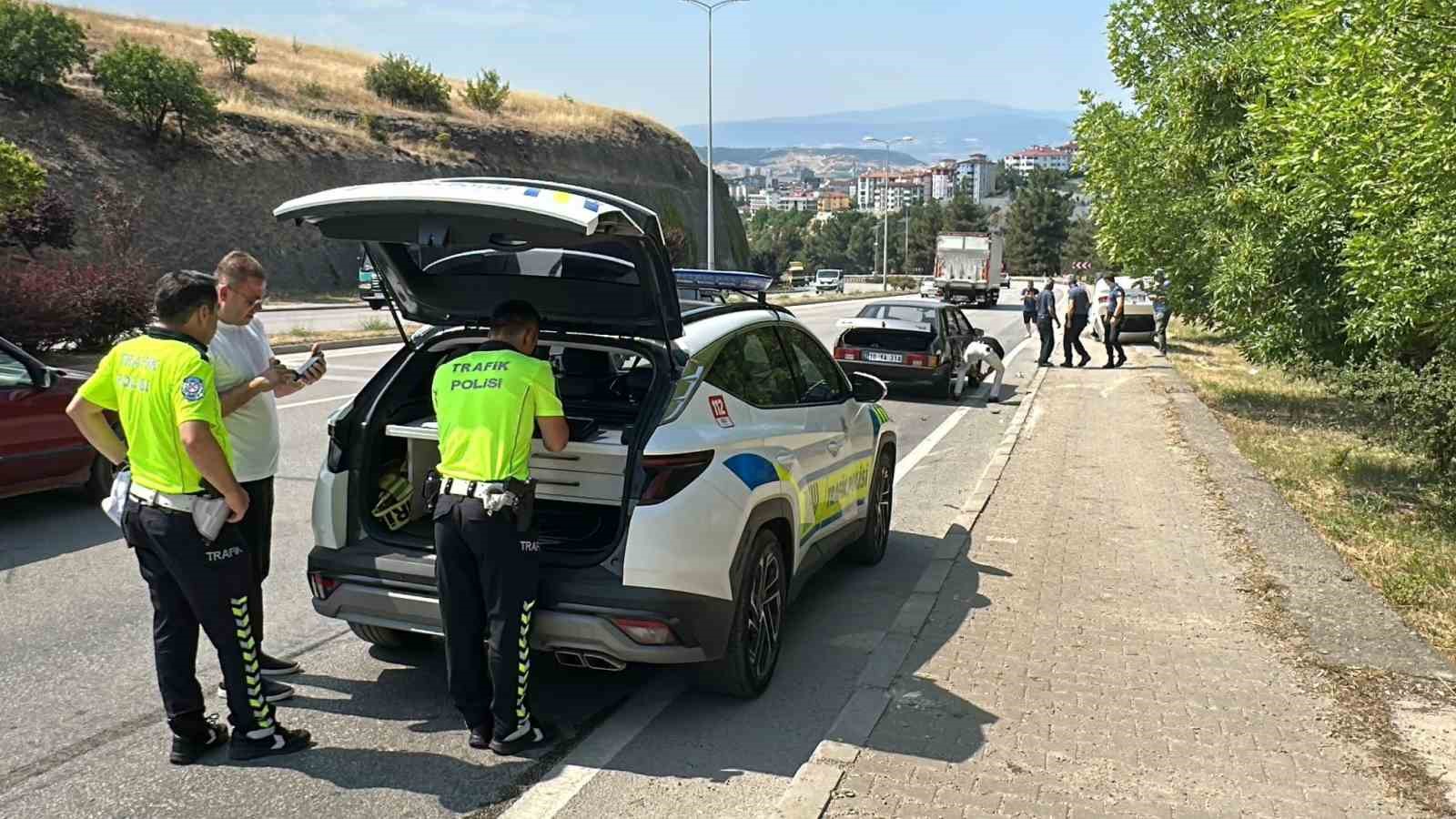 kaputu-acilan-otomobile-carpti-ters-donen-aracin-surucusu-yaralandi