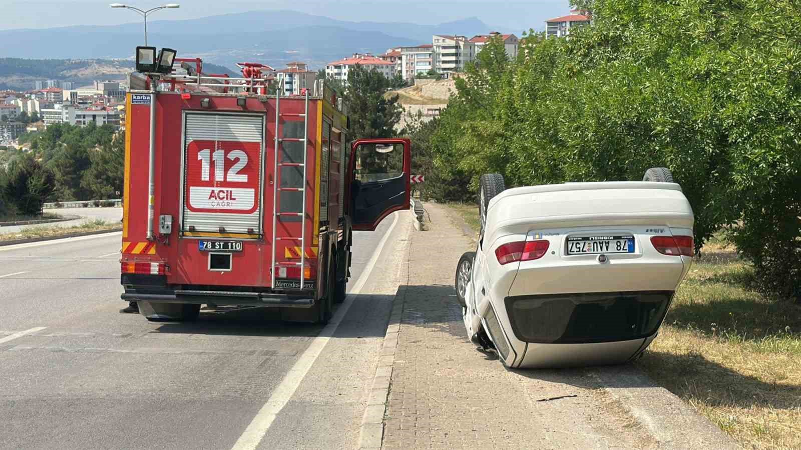 kaputu-acilan-otomobile-carpti-ters-donen-aracin-surucusu-yaralandi