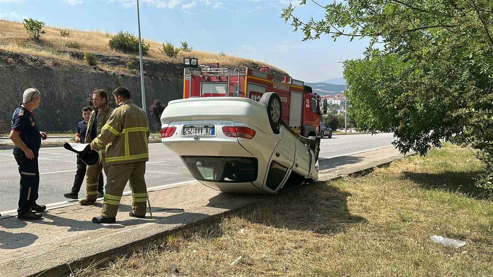 kaputu-acilan-otomobile-carpti-ters-donen-aracin-surucusu-yaralandi