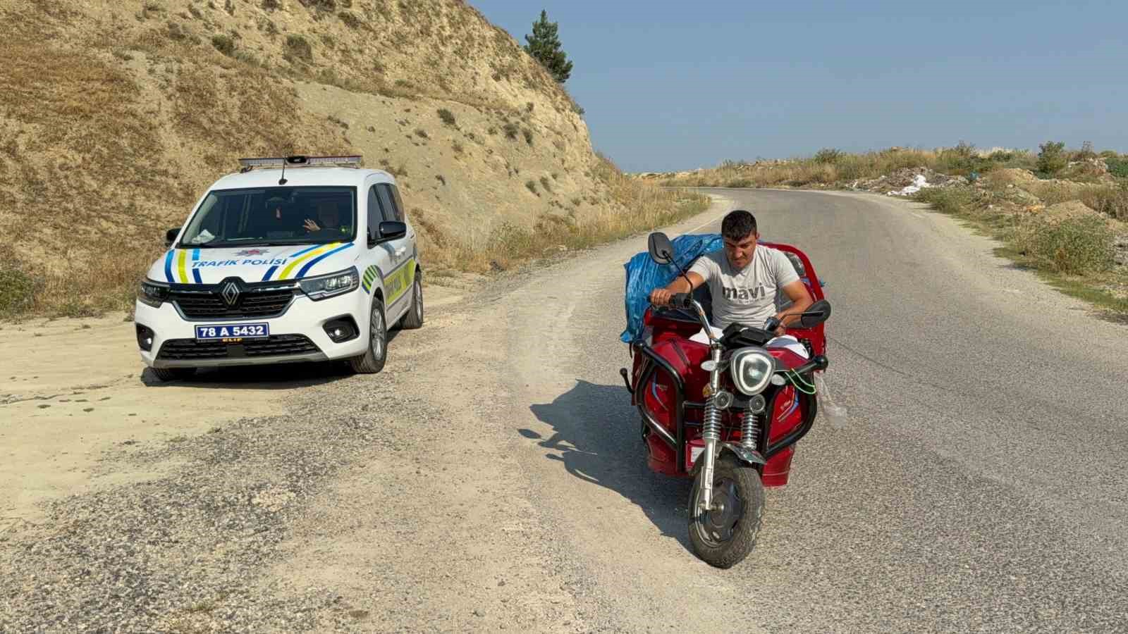 karabukte-3-tekerlekli-motosiklet-devrildi-6-kisi-yaralandi