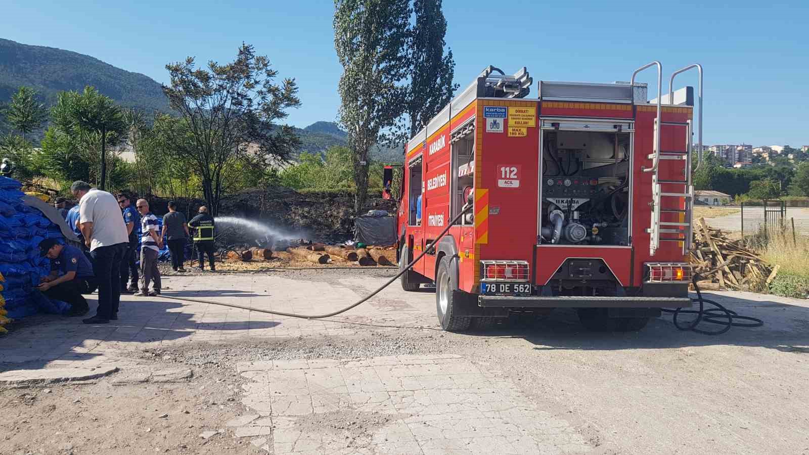 karabukte-komur-ve-odun-deposu-alev-aldi