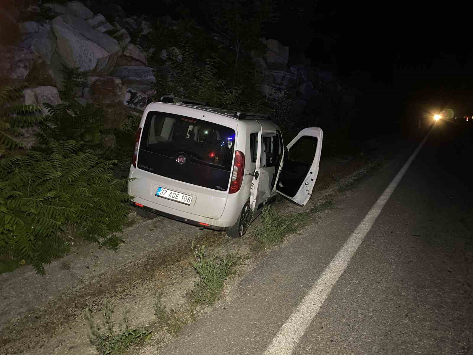 kastamonuda-hafif-ticari-arac-yamaca-carpti-1-yarali