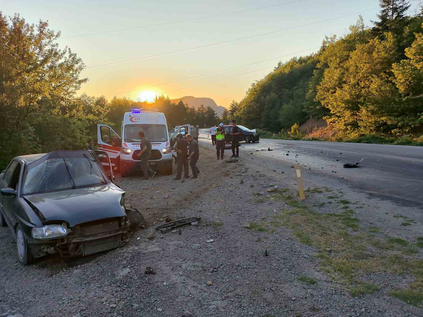 kastamonuda-iki-otomobil-kafa-kafaya-carpisti-4-yarali