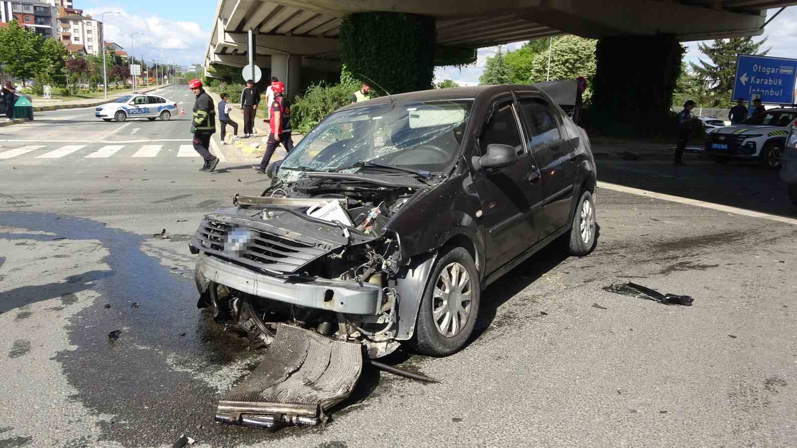 kastamonuda-minibus-ile-otomobil-carpisti-4-yarali