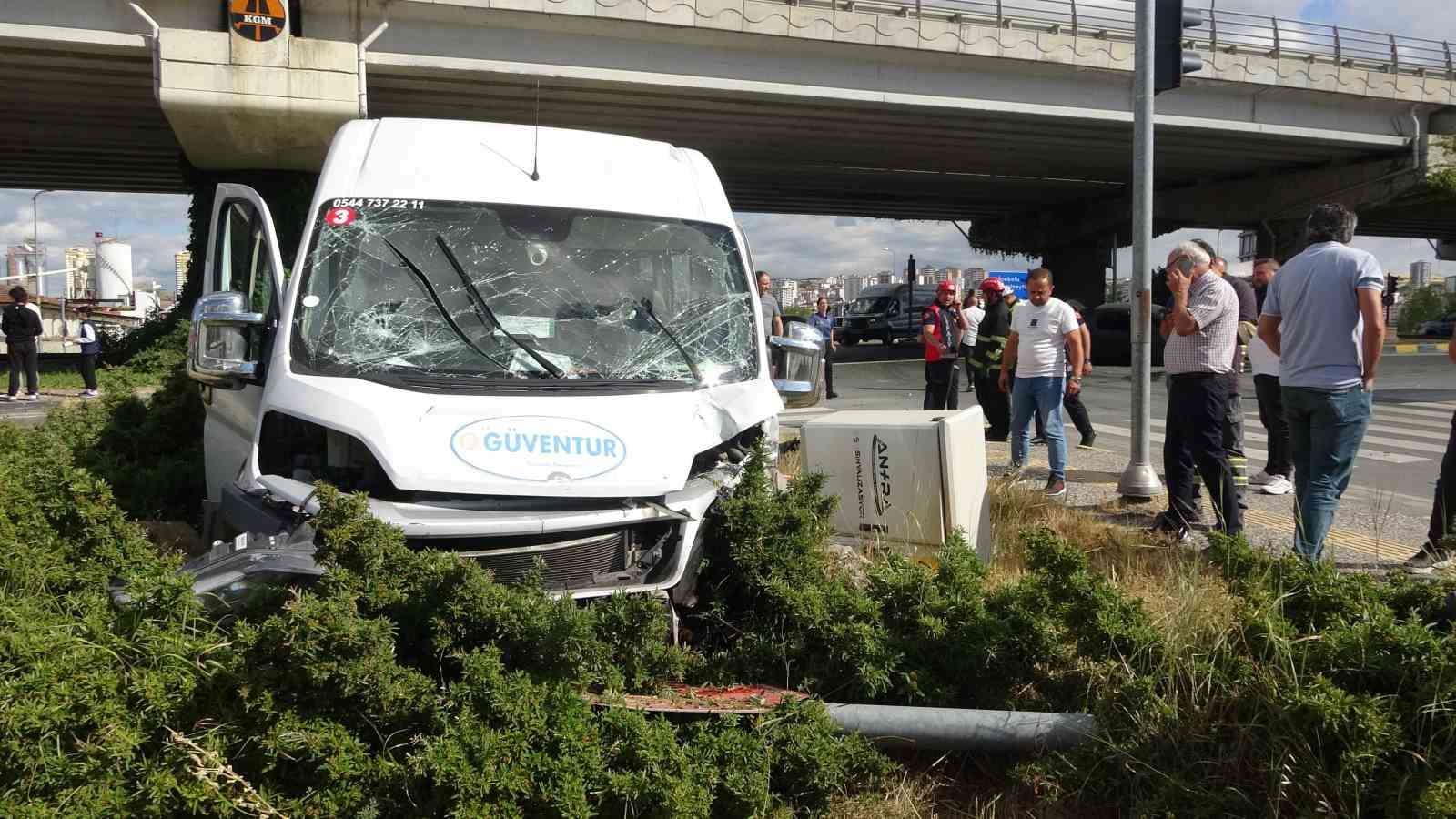 kastamonuda-minibus-ile-otomobil-carpisti-4-yarali