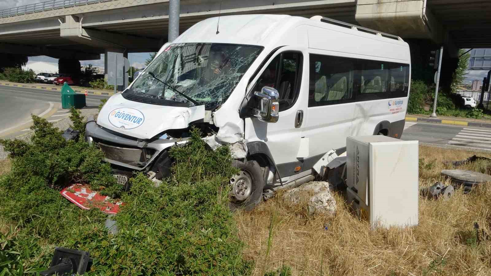 kastamonuda-minibus-ile-otomobil-carpisti-4-yarali