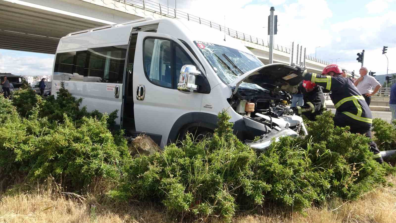 kastamonuda-minibus-ile-otomobil-carpisti-4-yarali