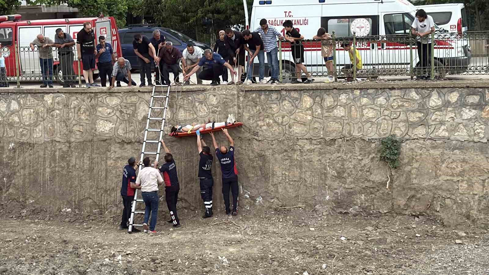 kediye-yardim-etmek-isterken-su-kanalina-duserek-ayagini-kirdi