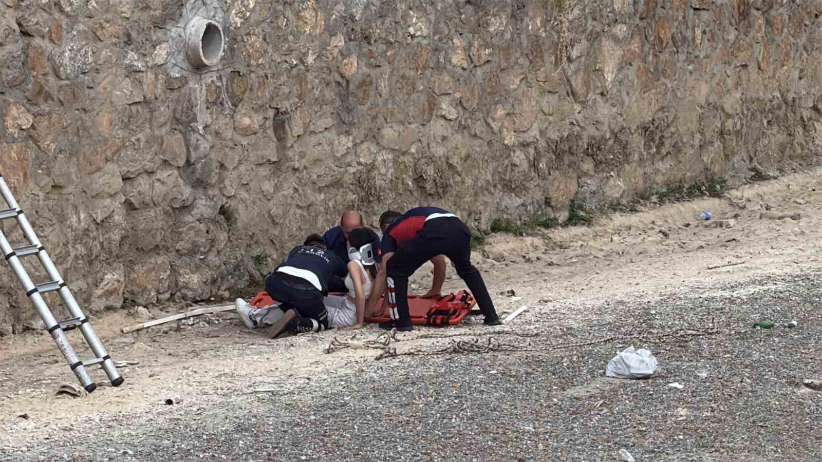 kediye-yardim-etmek-isterken-su-kanalina-duserek-ayagini-kirdi
