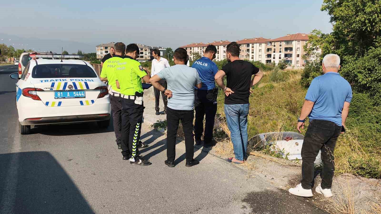 kontrolden-cikan-otomobil-tarlaya-uctu-1-kisi-yaralandi