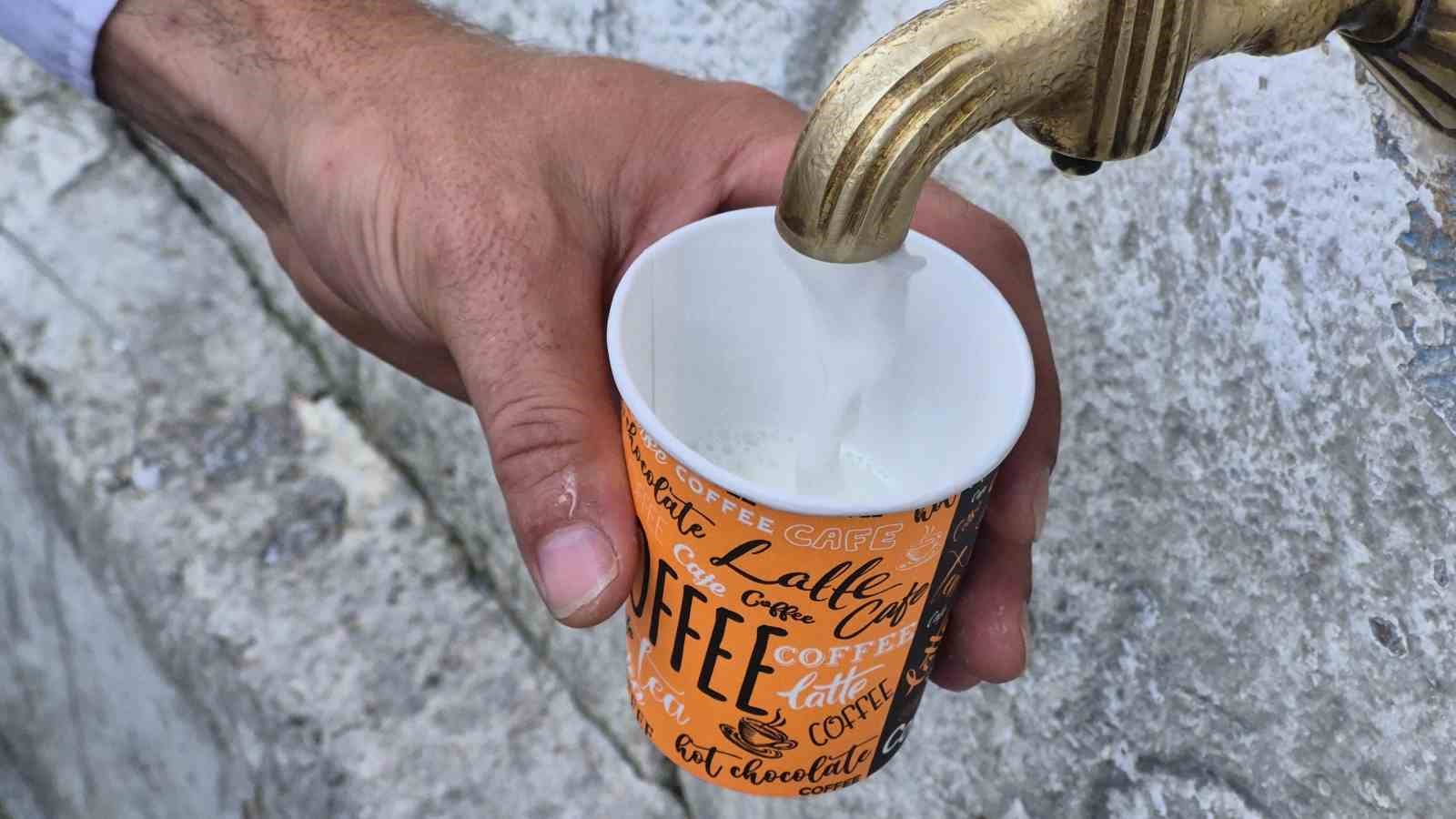 koy-meydaninda-cesmeden-ayran-akti