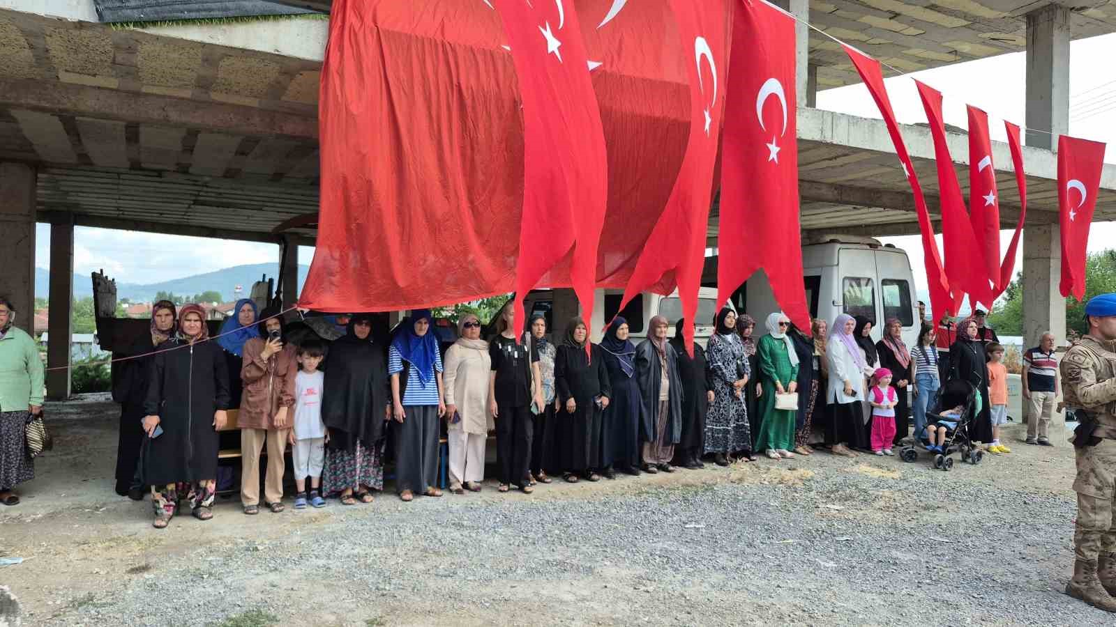 koy-meydaninda-cesmeden-ayran-akti