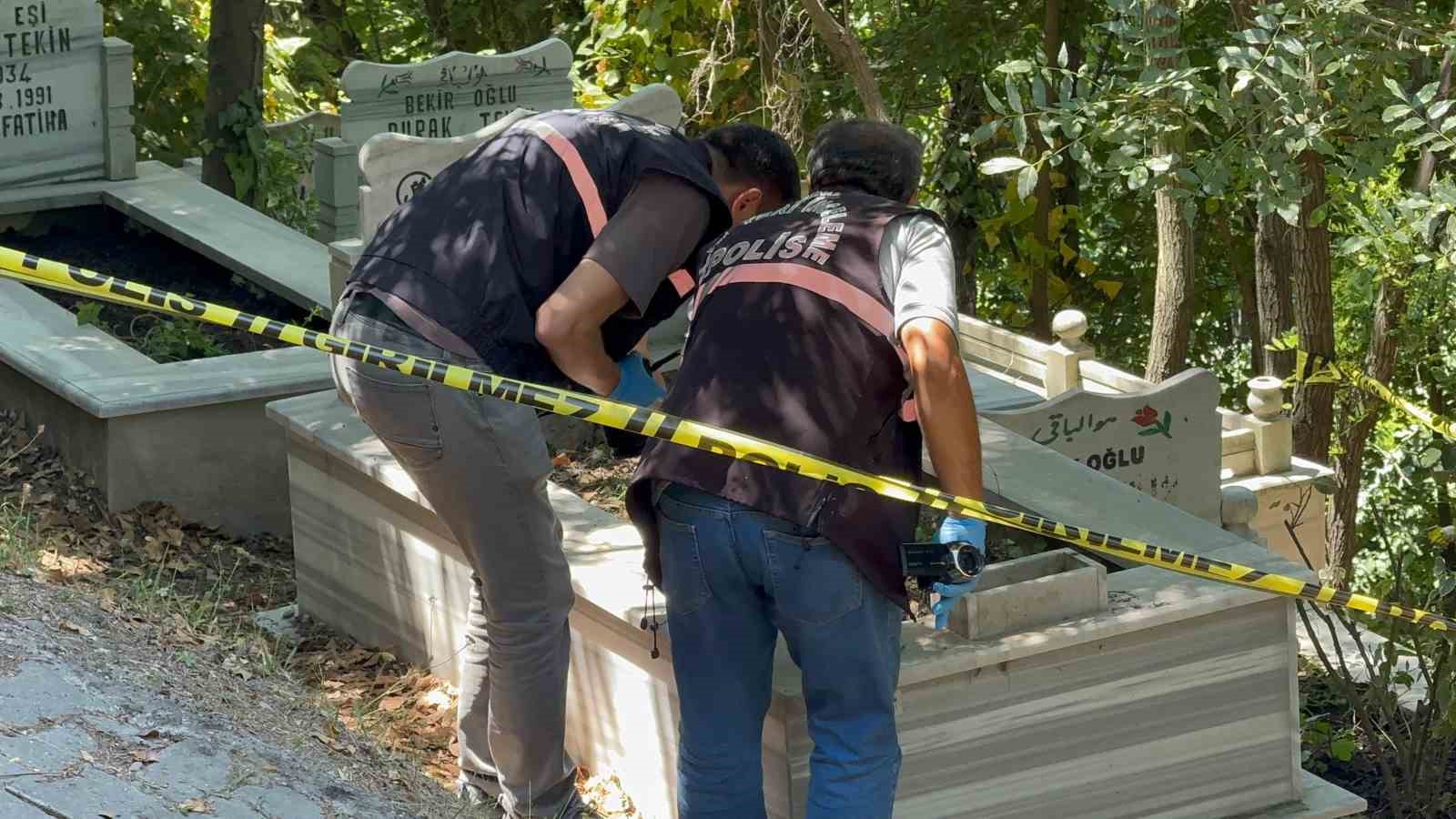 mezarda-bal-mumundan-yapilmis-bebek-ve-bebege-sarili-muska-bulundu