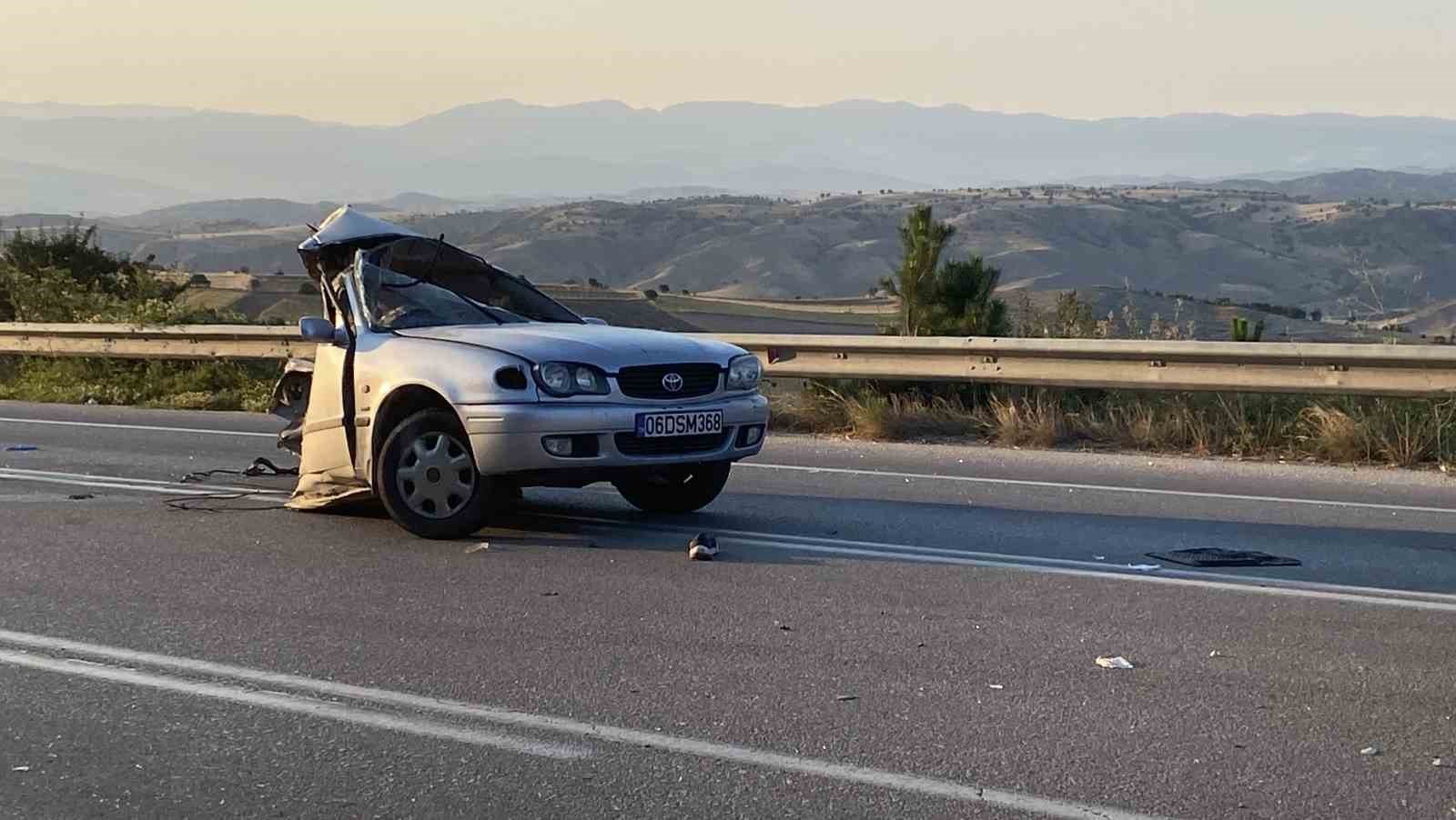 minibusle-carpisan-otomobil-ikiye-bolundu-11-yarali