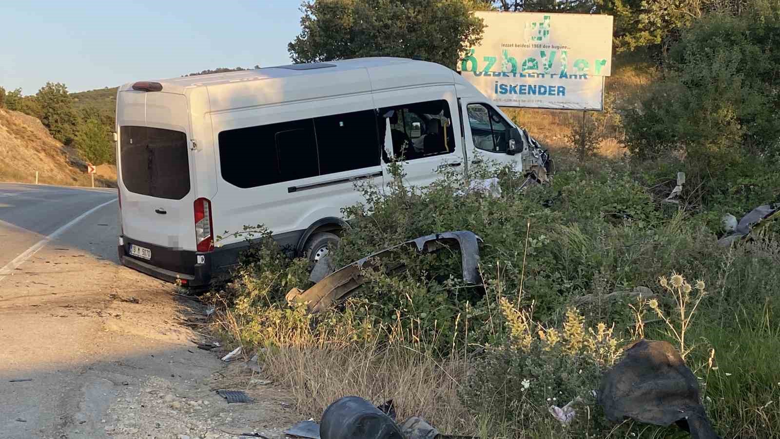 minibusle-carpisan-otomobil-ikiye-bolundu-11-yarali