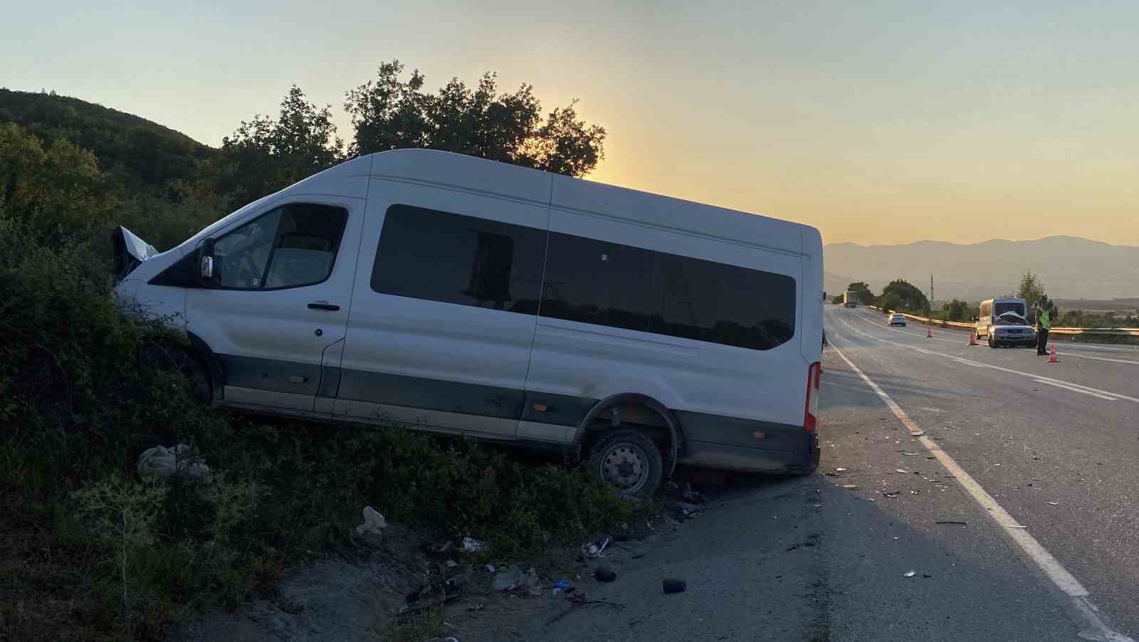 minibusle-carpisan-otomobil-ikiye-bolundu-11-yarali