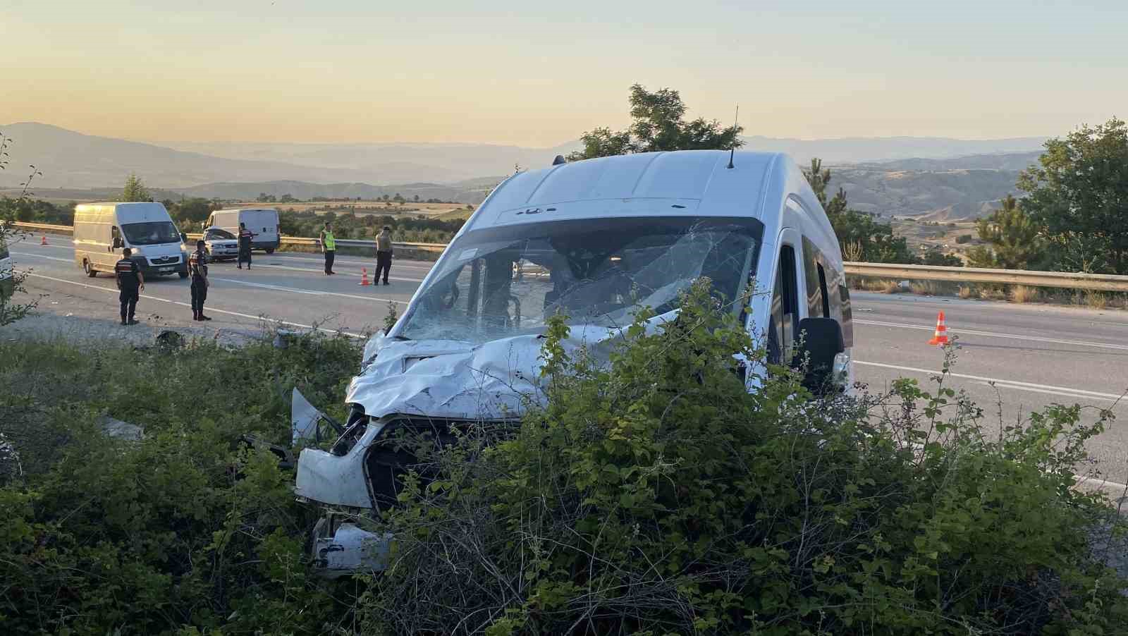 minibusle-carpisan-otomobil-ikiye-bolundu-11-yarali