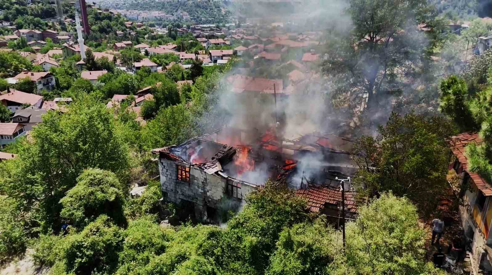 otluk-alanda-sicrayan-yangin-iki-katli-evi-kul-etti