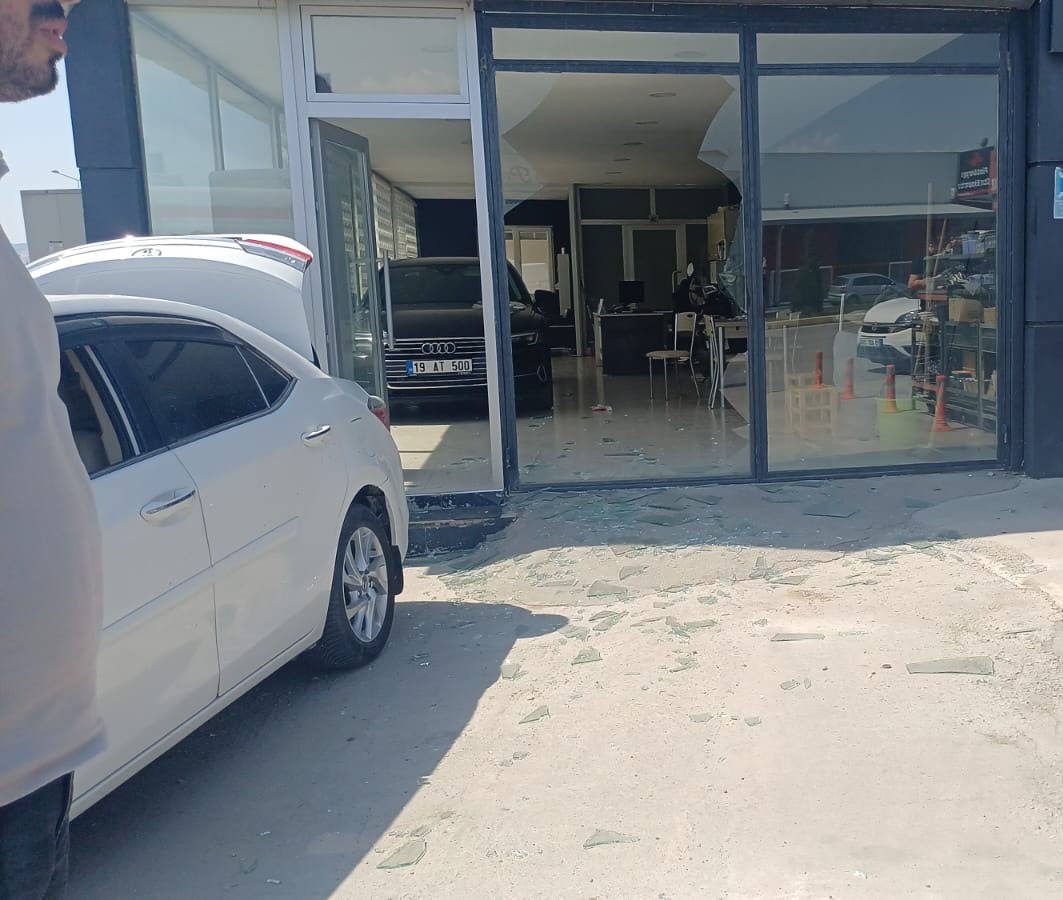 oto-galeriye-silahli-saldiri-1-yarali
