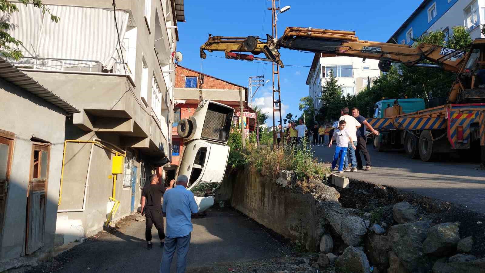 park-halindeki-kamyonet-hareket-ederek-8-yasindaki-cocuga-carpti