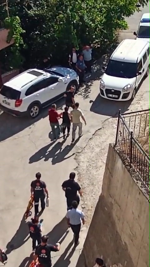 polise-yakalanmamak-icin-girdigi-bacada-sikisti