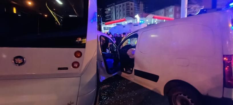 rizede-minibus-ile-hafif-ticari-arac-carpisti-10-yarali
