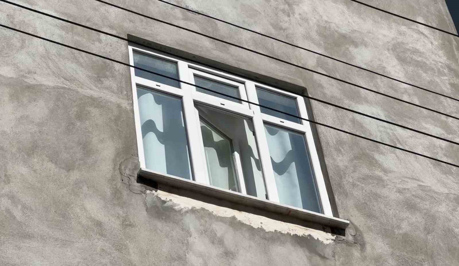 samsunda-3-kattan-dusen-cocuk-agir-yaralandi