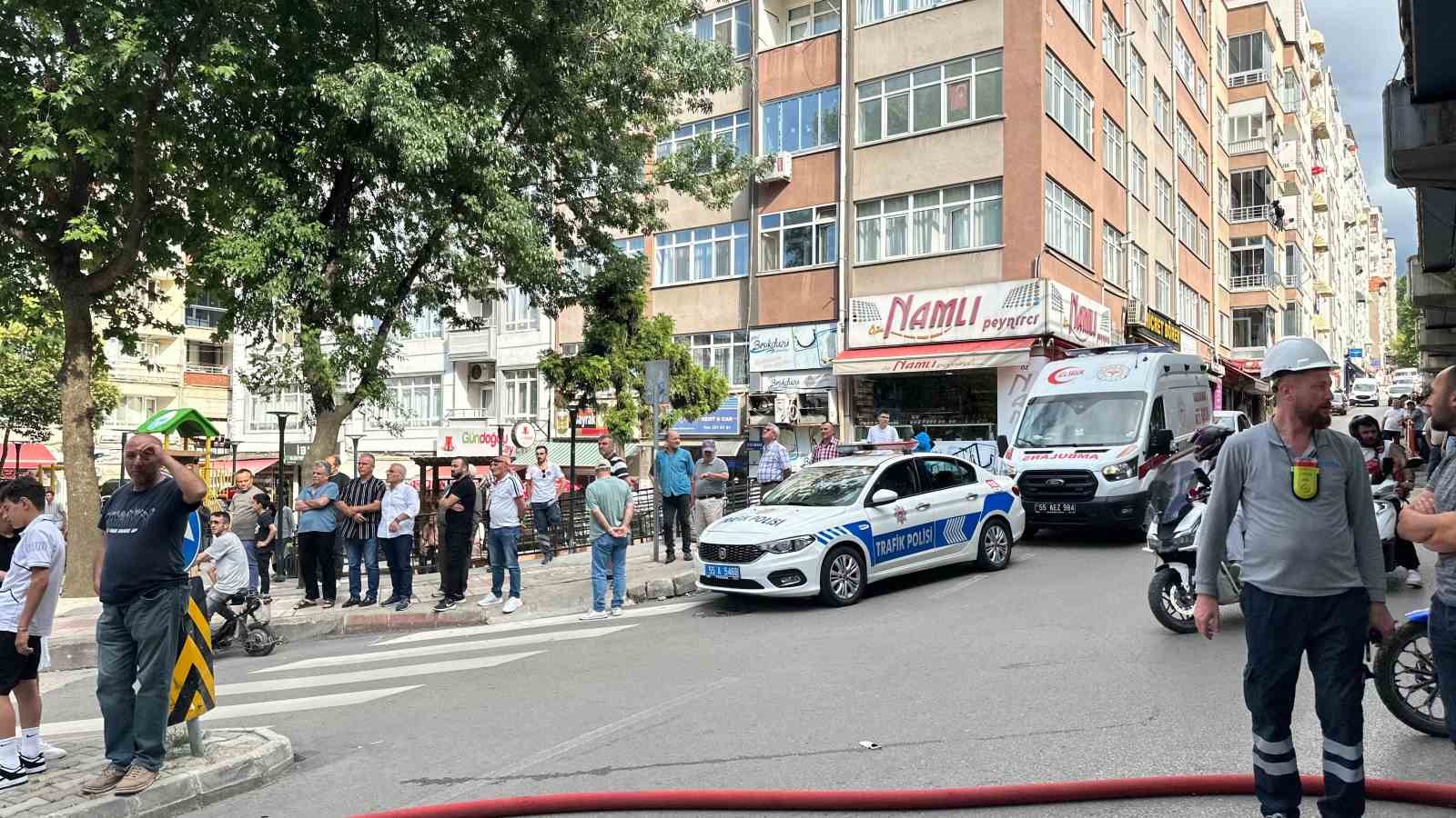 samsunda-9-katli-binanin-cati-katinda-yangin-panigi