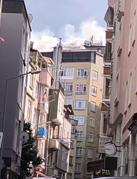 samsunda-9-katli-binanin-cati-katinda-yangin-panigi