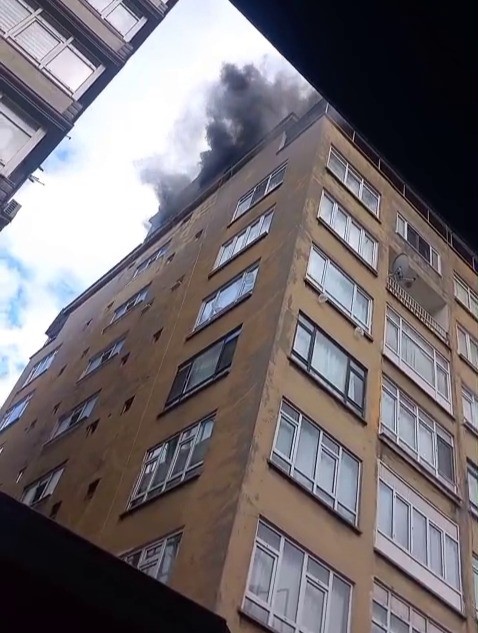 samsunda-9-katli-binanin-cati-katinda-yangin-panigi