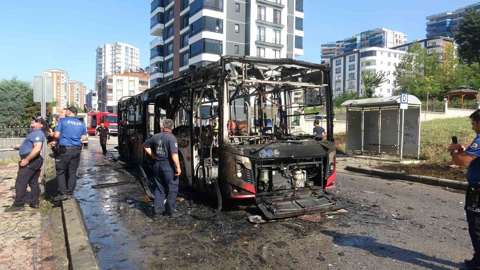 samsunda-belediye-otobusu-alevlere-teslim-oldu