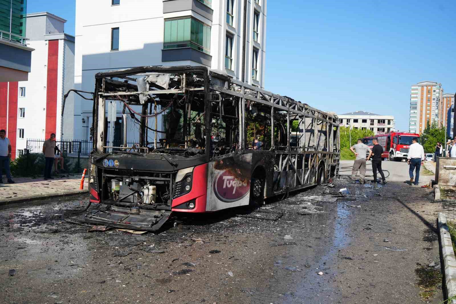 samsunda-belediye-otobusu-alevlere-teslim-oldu