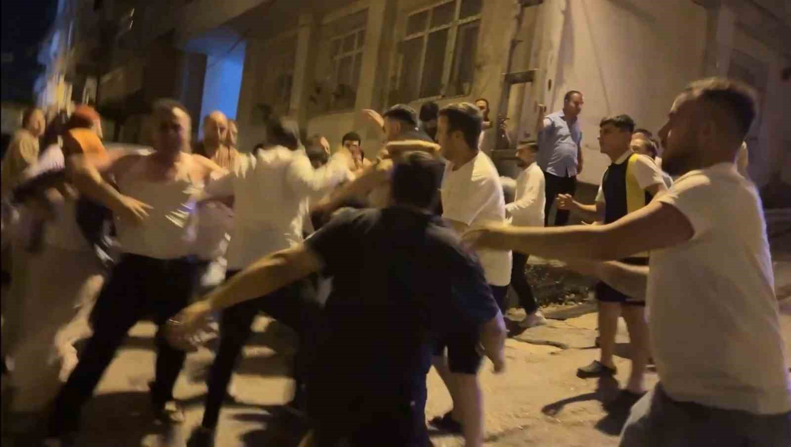 samsunda-sokak-ortasinda-park-yeri-kavgasi-tekme-ve-yumruklarla-birbirlerine-girdiler