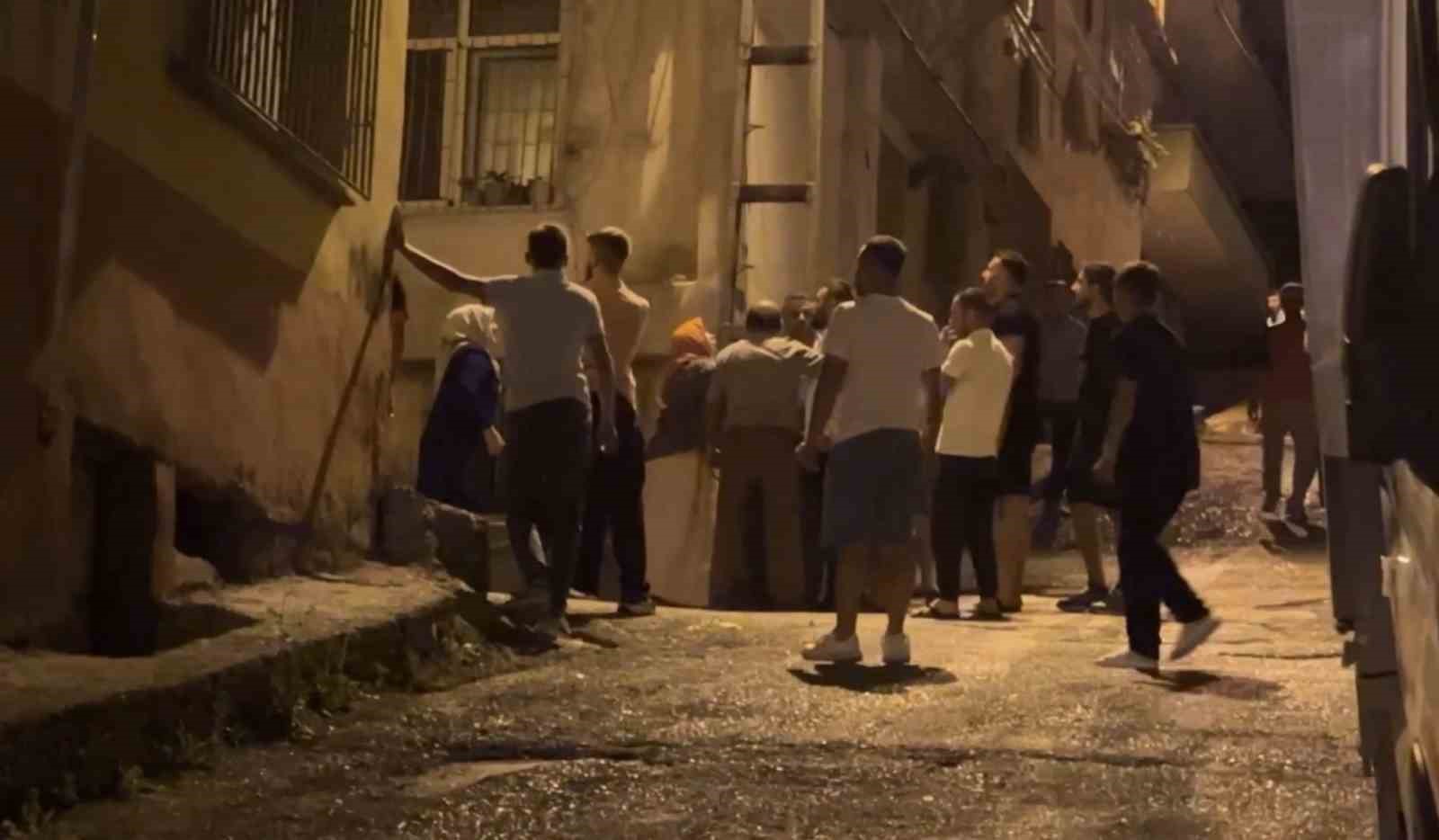 samsunda-sokak-ortasinda-park-yeri-kavgasi-tekme-ve-yumruklarla-birbirlerine-girdiler