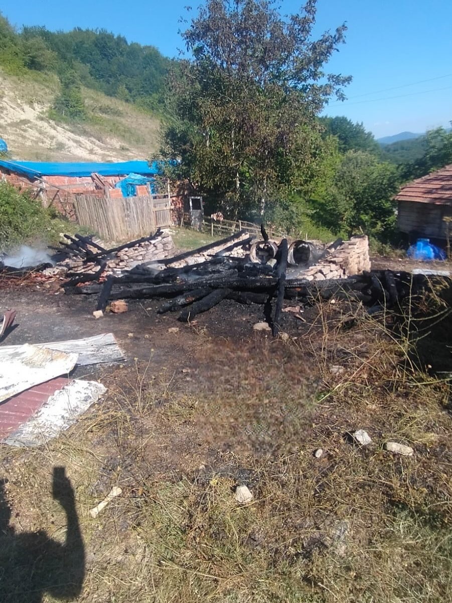 sinopta-cikan-yanginda-iki-ahsap-ambar-kule-dondu