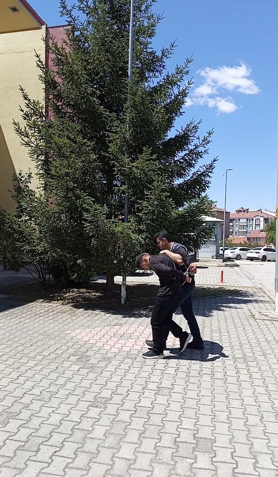 suc-makinesi-hirsiz-saklandigi-camide-yakalandi