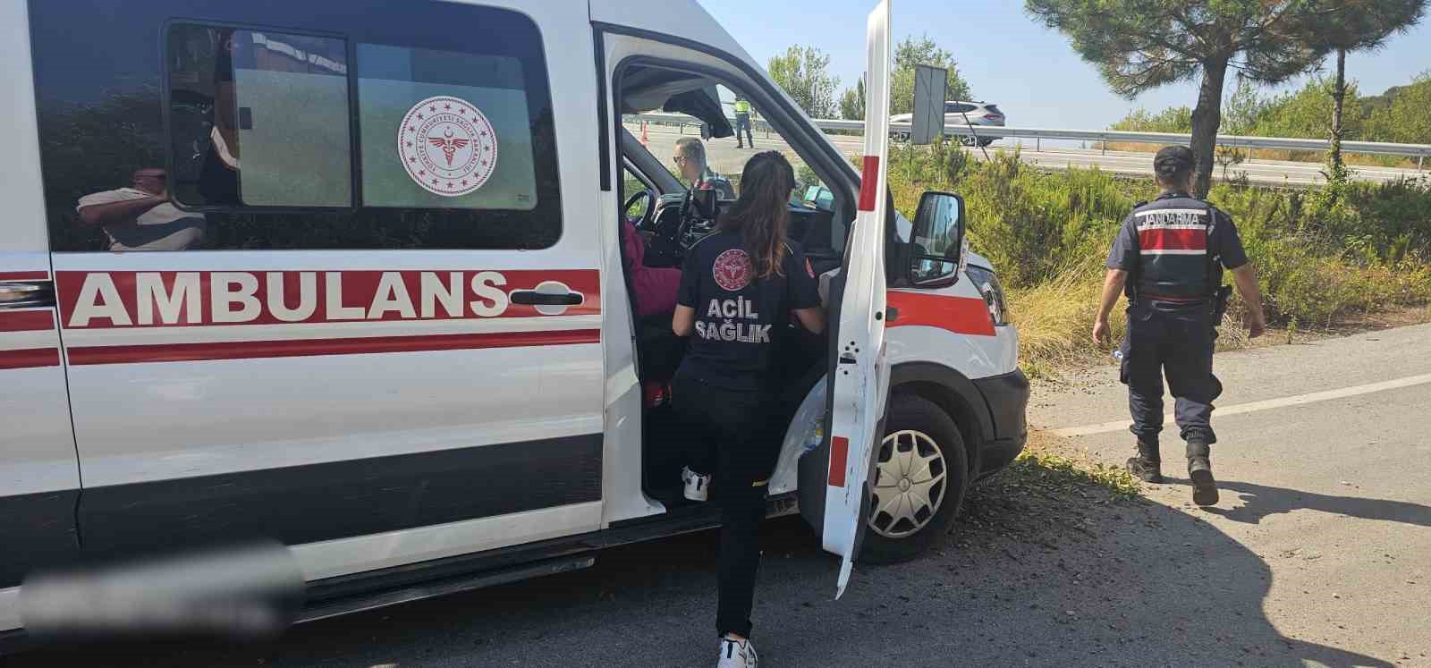 taklalar-atan-otomobil-ucuruma-yuvarlanmaktan-son-anda-kurtuldu-5-yarali