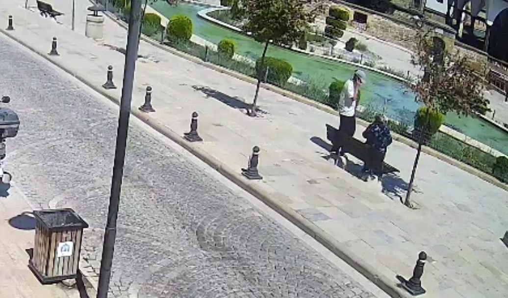 telefon-dolandiricisi-yasli-kadinin-paralarini-alip-kacti-o-anlar-kamerada