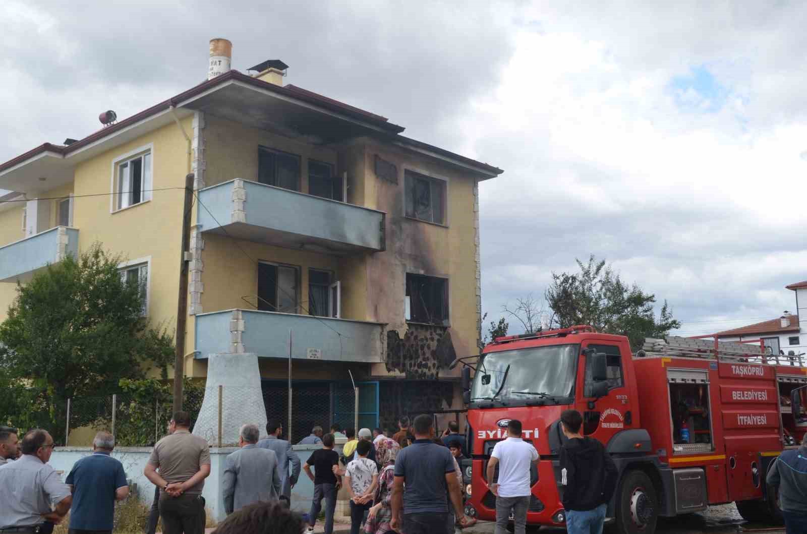 televizyonun-patlamasi-3-katli-evi-kule-cevirdi