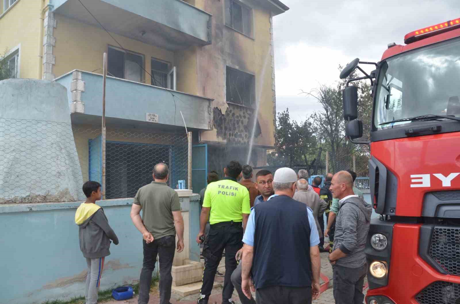 televizyonun-patlamasi-3-katli-evi-kule-cevirdi